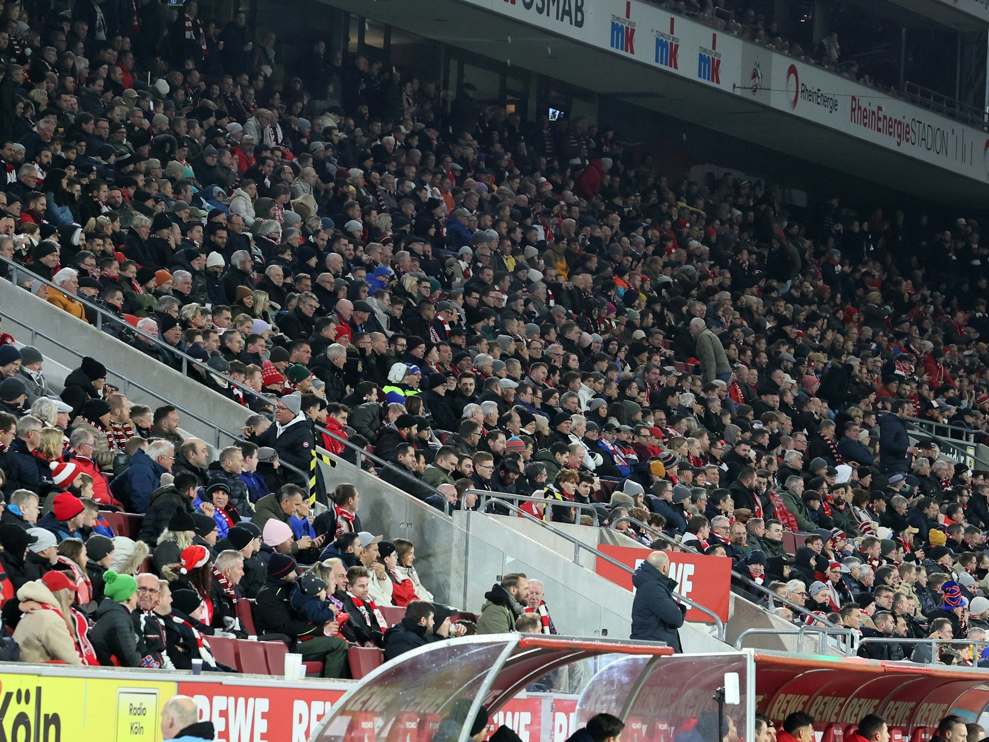 Fans verfolgen das Spiel des 1.FC Köln gegen Bayern München.