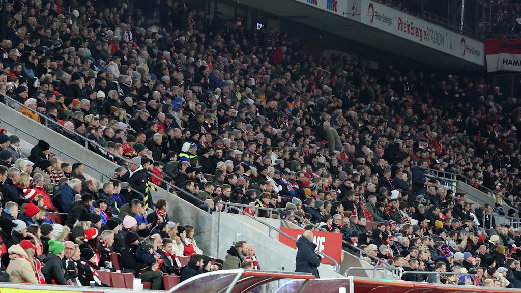 Fans verfolgen das Spiel des 1.FC Köln gegen Bayern München.