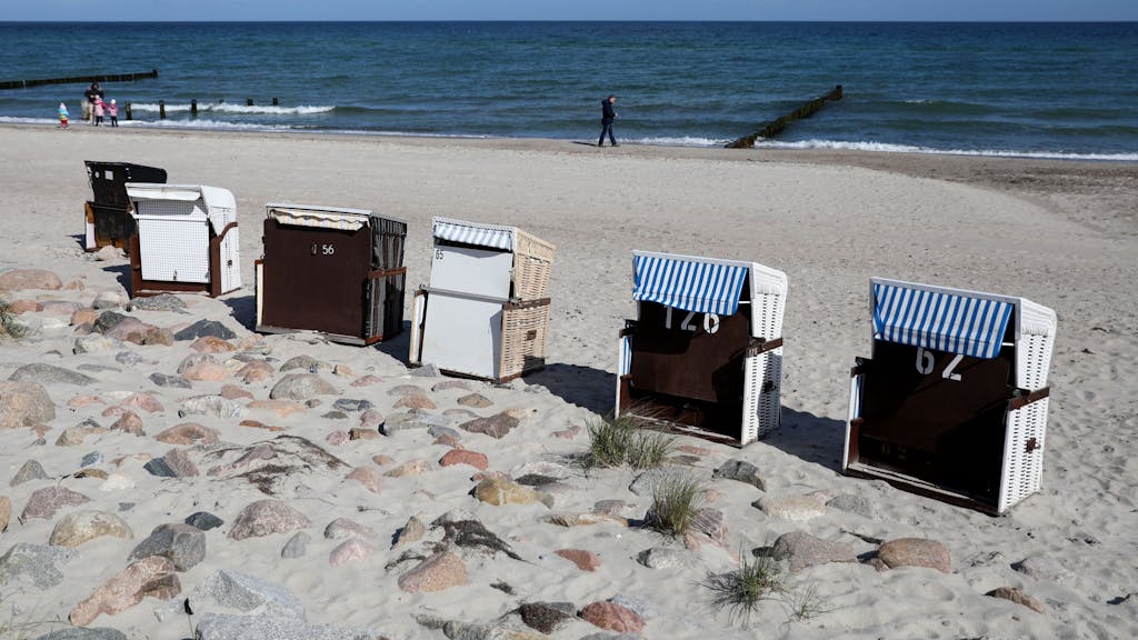 Am Ostseestrand stehen erste Strandkörbe.