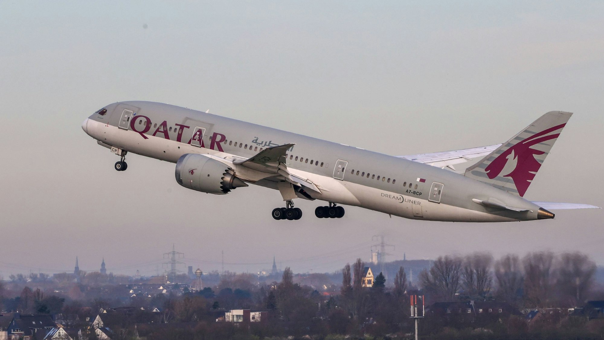 Eine Boeing 787 der katarischen Fluggesellschaft Qatar Airways beim Start am Flughafen Düsseldorf in Nordrhein-Westfalen. (Symbolbild)ä#-_ÄÄ_-