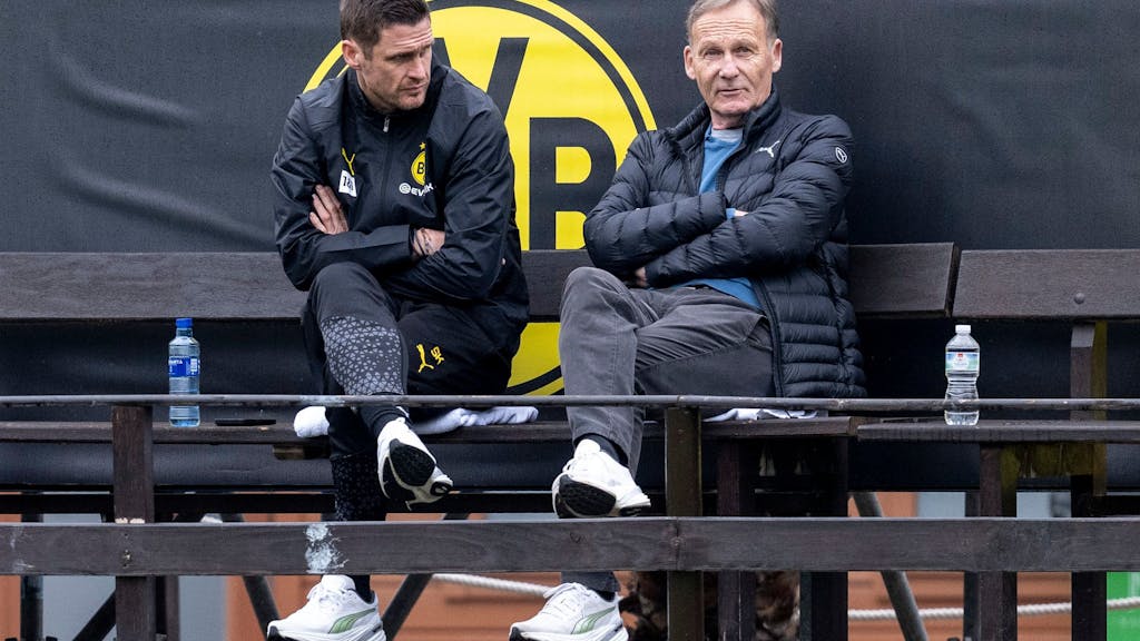 Hans-Joachim Watzke und Sebastian Kehl sitzen nebeneinander.