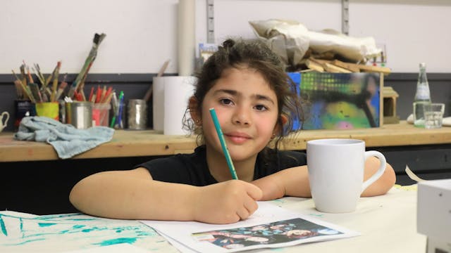 Die neunjährige Ela hat Spaß bei der Arbeit. Ein Motiv ihrer Lieblingsmangaserie will sie auf die Tasse malen.
