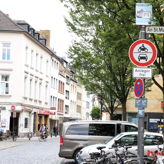 Ein „Anlieger frei“-Schild auf der Severinstraße in der Kölner Südstadt.

