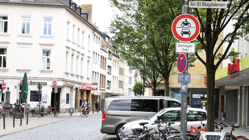 Ein „Anlieger frei“-Schild auf der Severinstraße in der Kölner Südstadt.


