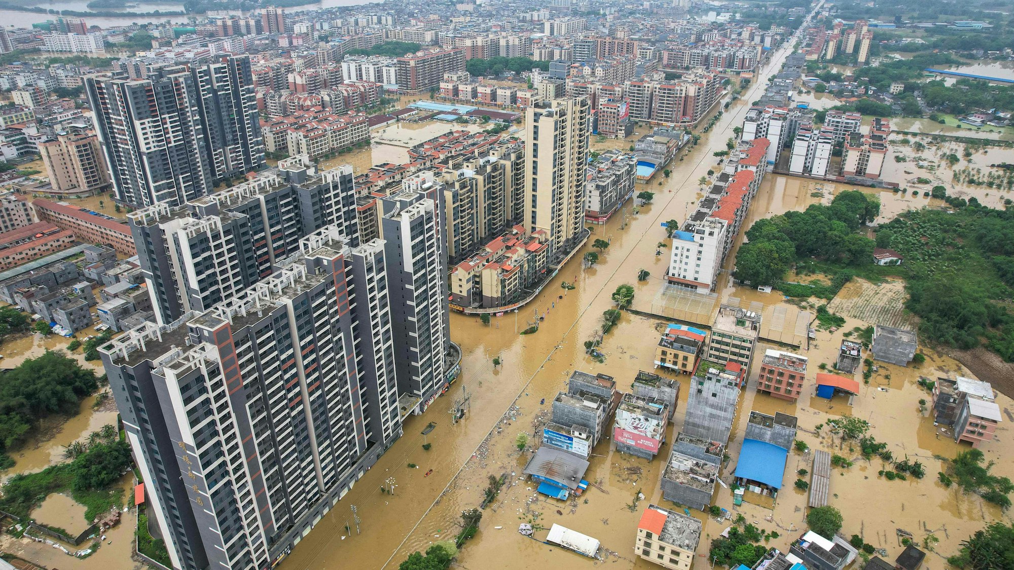 Diese Luftaufnahme vom 22. April 2024 zeigt einen Überblick über überflutete Gebäude und Straßen nach schweren Regenfällen in der Stadt Qingyuan in der südchinesischen Provinz Guangdong.