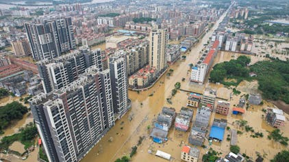 Diese Luftaufnahme vom 22. April 2024 zeigt einen Überblick über überflutete Gebäude und Straßen nach schweren Regenfällen in der Stadt Qingyuan in der südchinesischen Provinz Guangdong.