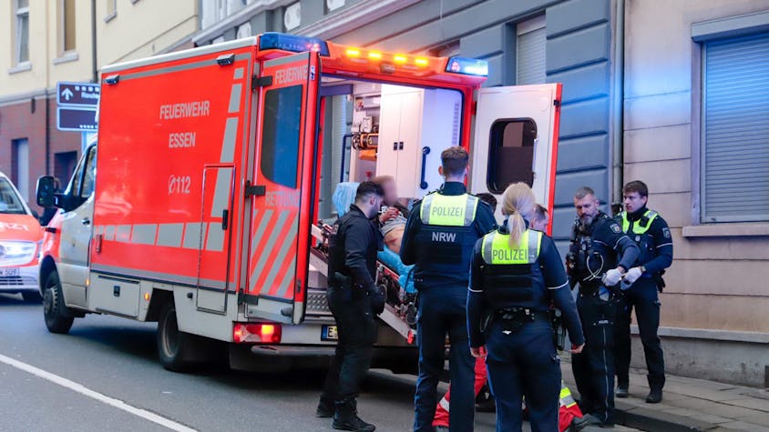 22.04.2024, Nordrhein-Westfalen, Essen: Ein Mann wird auf einer Liege in einen Krankenwagen geschoben. Bei einem Einsatz von Polizeibeamten ist es am Montagabend zum polizeilichen Schusswaffengebrauch gekommen, ein Mann wurde dabei angeschossen. Foto: Justin Brosch/dpa +++ dpa-Bildfunk +++
