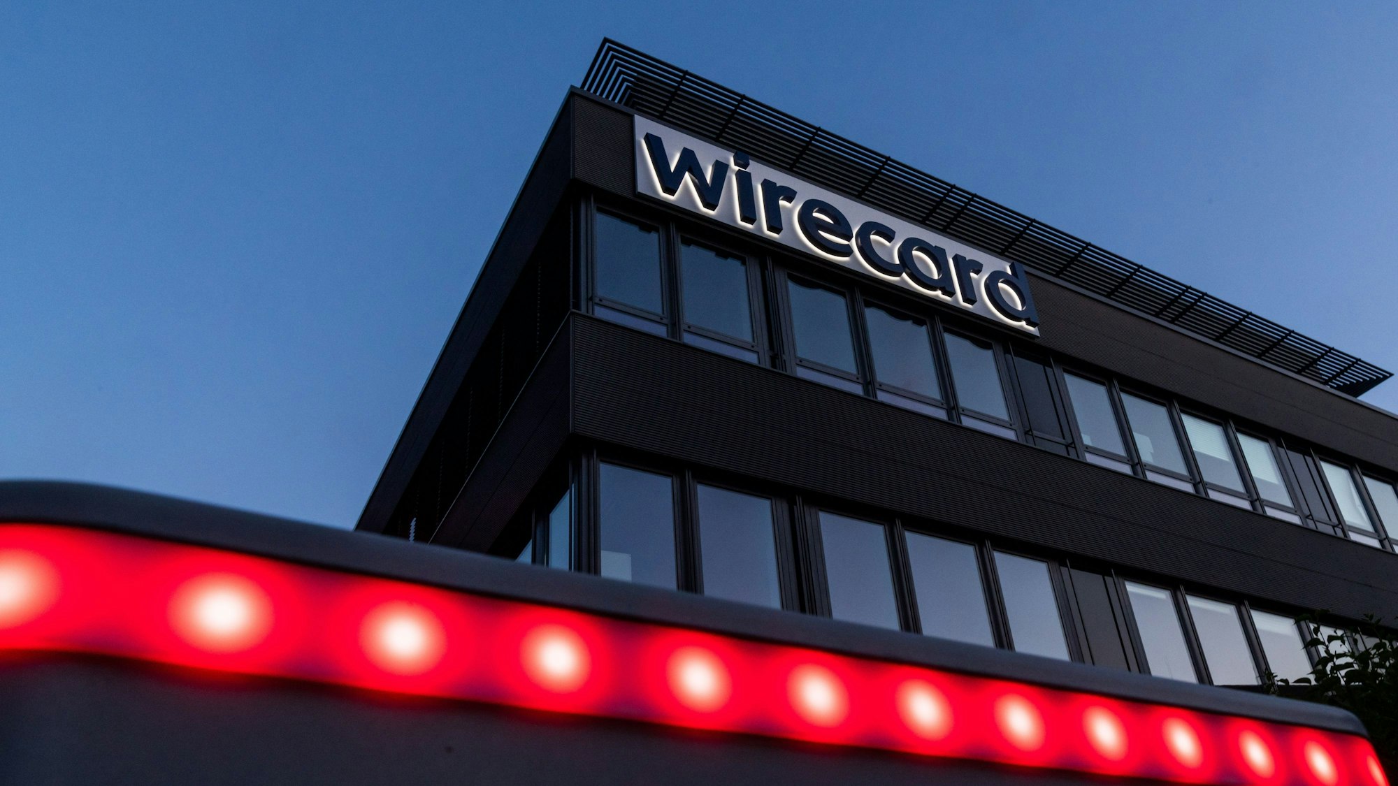 Der Schriftzug von Wirecard ist an der damaligen Firmenzentrale des Zahlungsdienstleisters in Aschbeim bei München zu sehen.