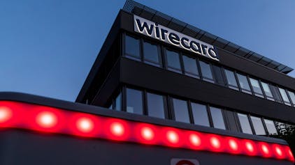 Der Schriftzug von Wirecard ist an der damaligen Firmenzentrale des Zahlungsdienstleisters in Aschbeim bei München zu sehen.