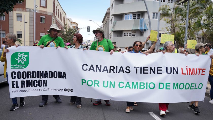 Menschen protestieren mit einem Transparent gegen das Tourismusmodell in Santa Cruz de Tenerife auf Teneriffa.