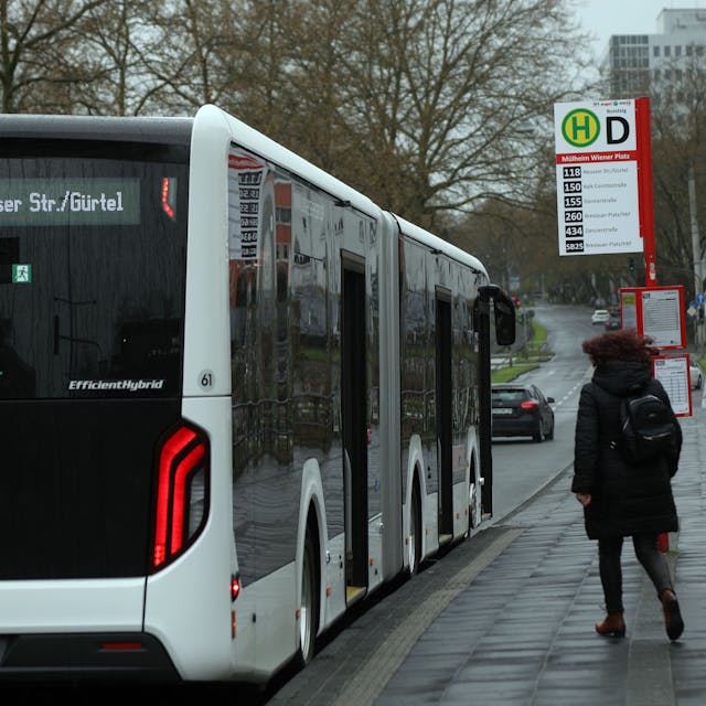 Ein Bus der Ersatzlinie 118 hält am Wiener Platz. Die Stadtbahnlinie 18 ist wegen der Sperrung der Mülheimer Brücke sieben Monate unterbrochen.
