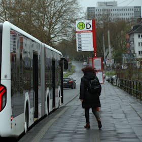 Ein Bus der Ersatzlinie 118 hält am Wiener Platz. Die Stadtbahnlinie 18 ist wegen der Sperrung der Mülheimer Brücke sieben Monate unterbrochen.
