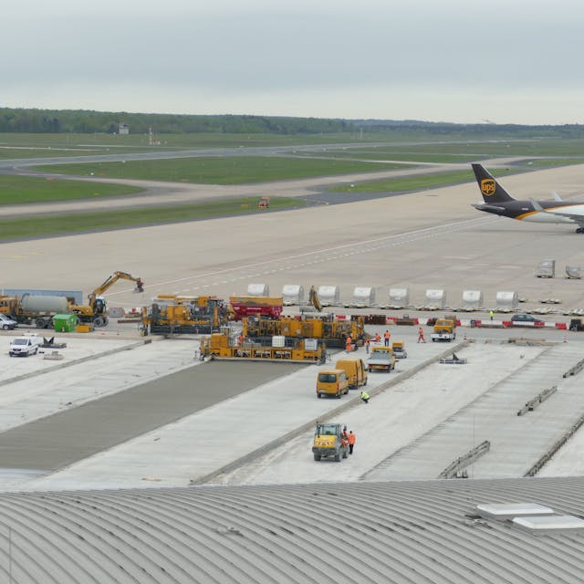 Blick auf das Rollfeld des Flughafens.