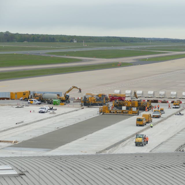 Blick auf das Rollfeld des Flughafens.
