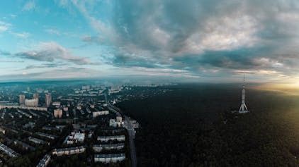 Das Luftbild vom Juni 2022 zeigt den großen Fernsehturm außerhalb der ukrainischen Metropole Charkiw. Am 22. April 2024 wurde er durch russische Angriffe zerstört. (Archivbild)
