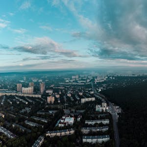 Das Luftbild vom Juni 2022 zeigt den großen Fernsehturm außerhalb der ukrainischen Metropole Charkiw. Am 22. April 2024 wurde er durch russische Angriffe zerstört. (Archivbild)