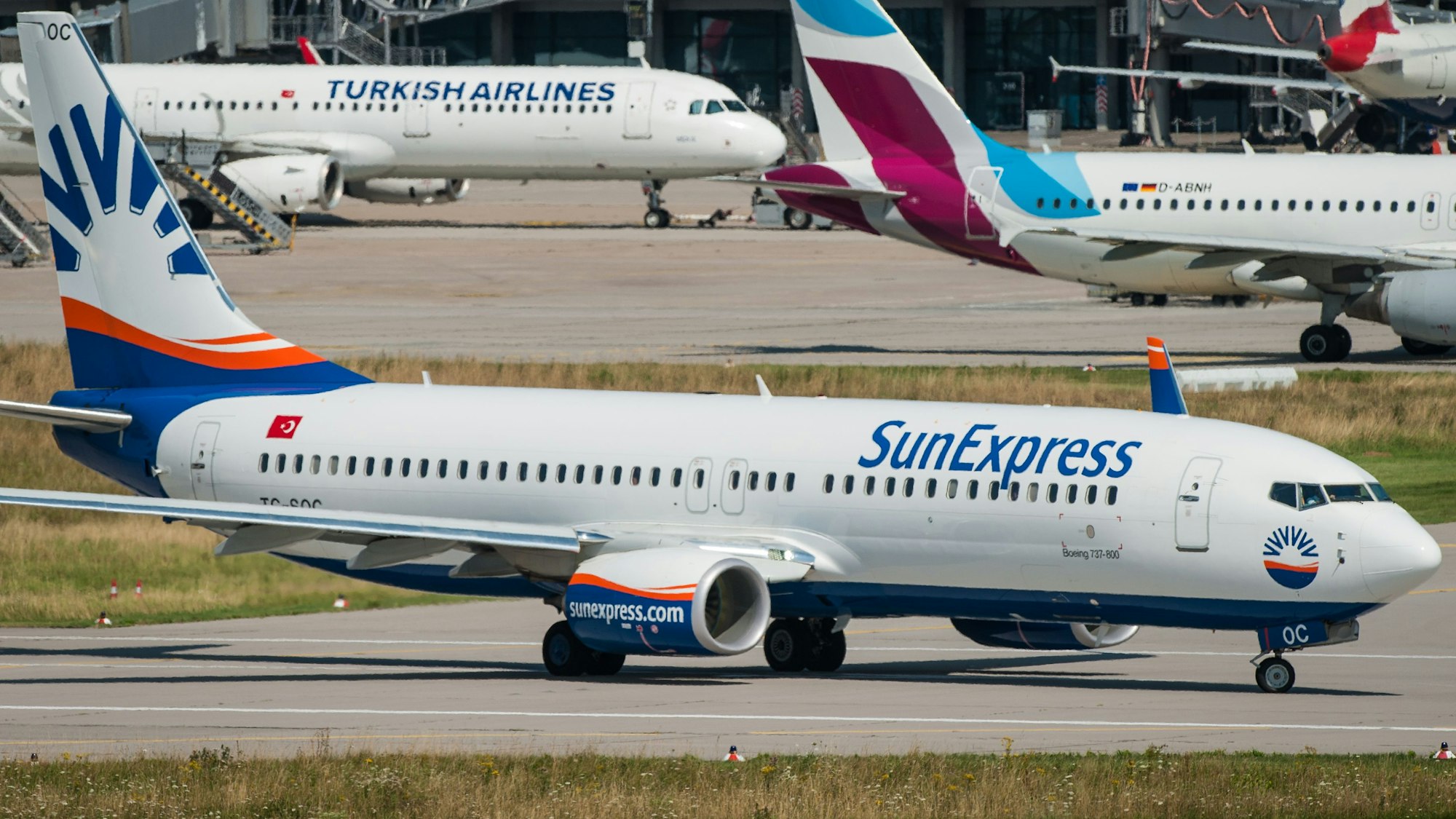 Ein Flugzeug der türkischen Fluggesellschaft SunExpress auf dem Rollfeld.