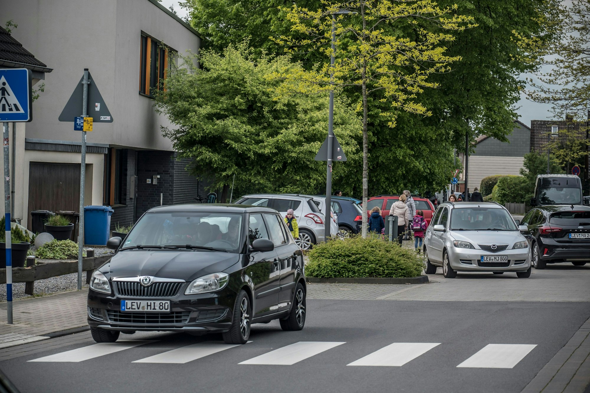Die Ringstraße vor der AWO-Kita. Die CDU schlägt vor, eine das Verkehrshindernis mit dem baum auf der Seite der Kita zu entfernen. Foto: Ralf Krieger