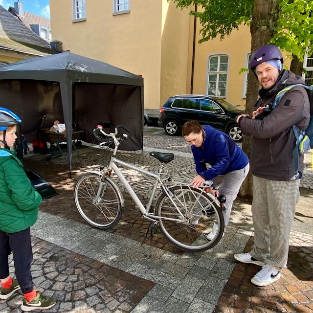 Zu sehen sind Vater und Sohn an einer Station für Fahrradwäsche.