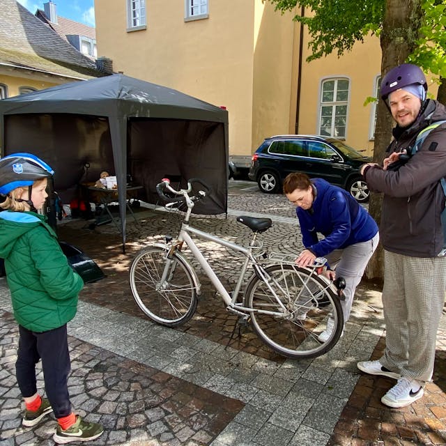 Zu sehen sind Vater und Sohn an einer Station für Fahrradwäsche.