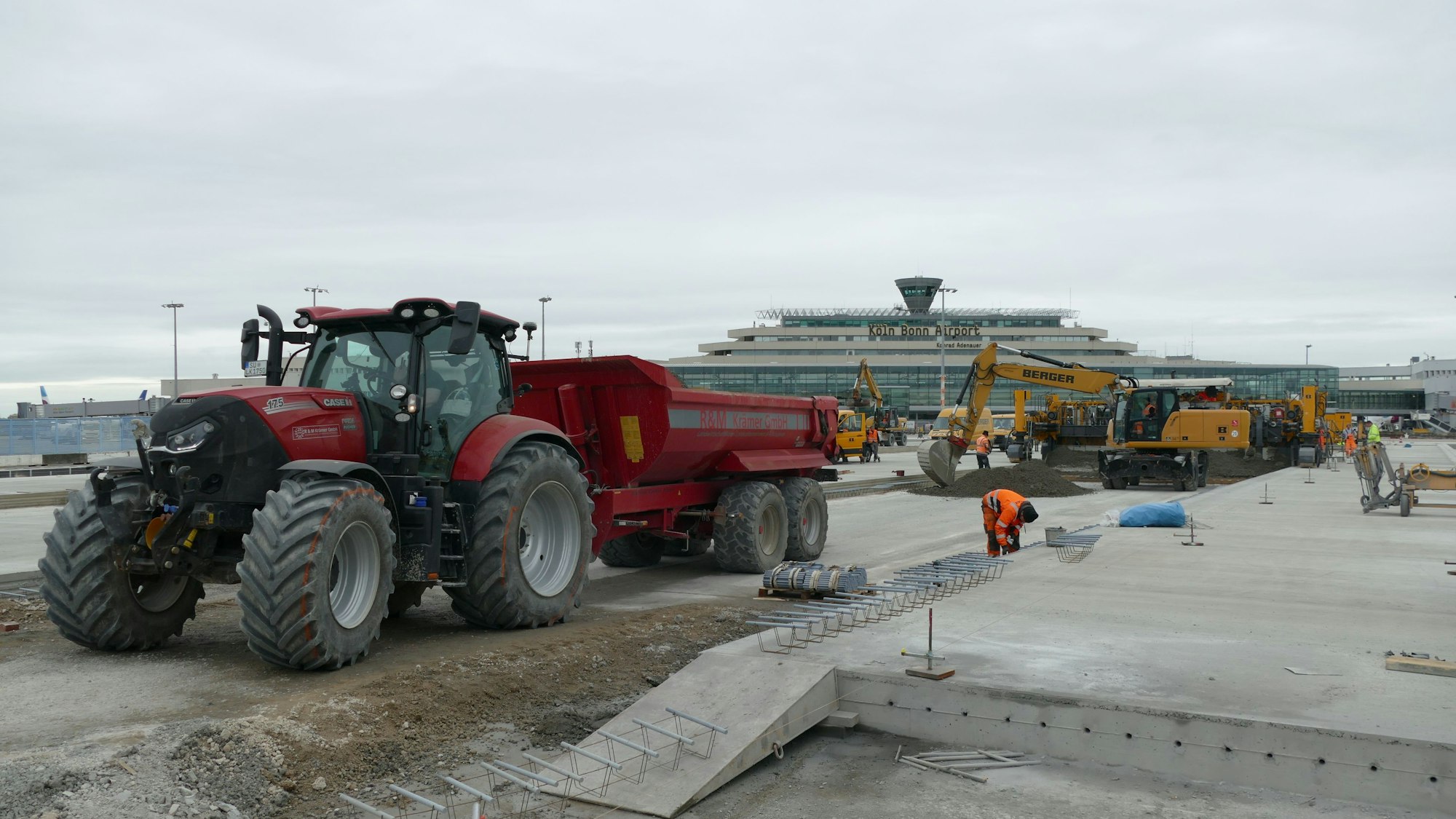 Bauarbeiten auf dem Rollfeld des Flughafens.