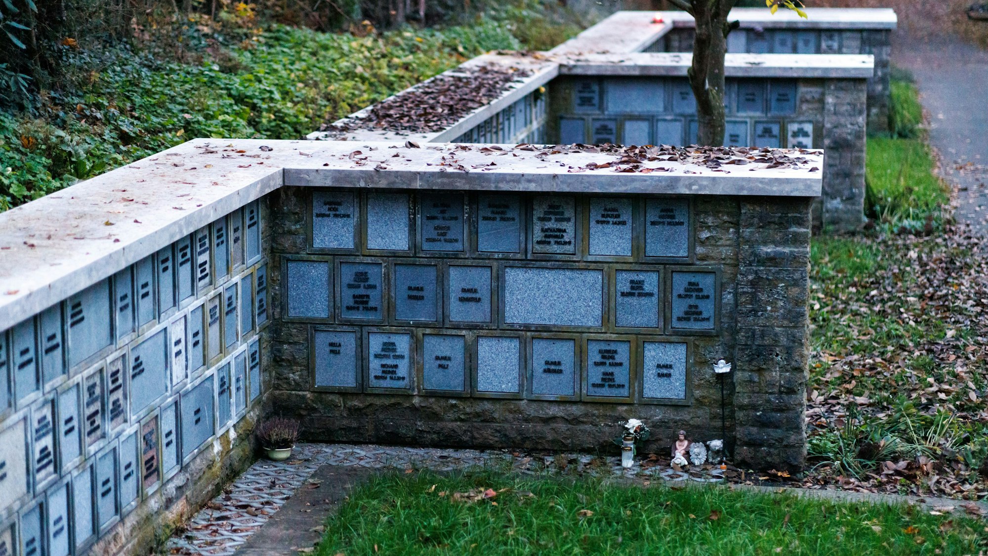 Eine Nischenwand für Urnen auf einem Friedhof.