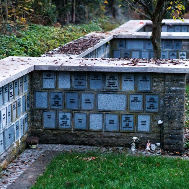 Eine Nischenwand für Urnen auf einem Friedhof.