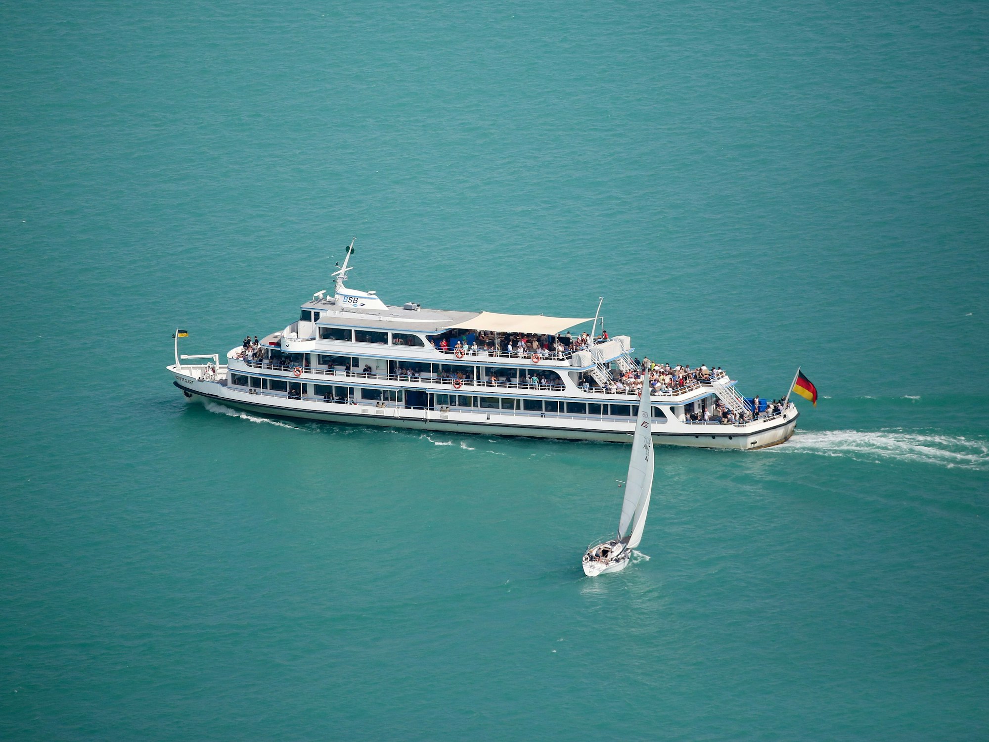 Ein Segelboot und das voll besetzte Motorschiff "Stuttgart" sind auf dem Bodensee unterwegs