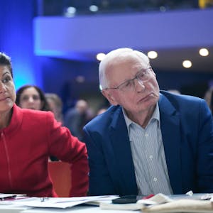 Die BSW-Vorsitzende Sahra Wagenknecht zusammen mit ihrem Ehemann Oskar Lafontaine. Der ehemalige SPD-Politiker hat in einem Interview russische Propaganda wiedergekäut. (Archivbild)