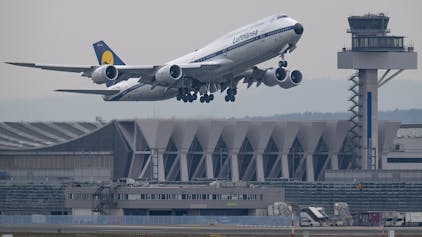 Eine Boeing 747 der Lufthansa startet vom Flughafen Frankfurt.&nbsp;