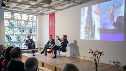 Moderator Joachim Frank mit seinen Gästen Barbara Schock-Werner und Armin Laschet bei Talk „frank &amp; frei“ in der Karl-Rahner-Akademie.



