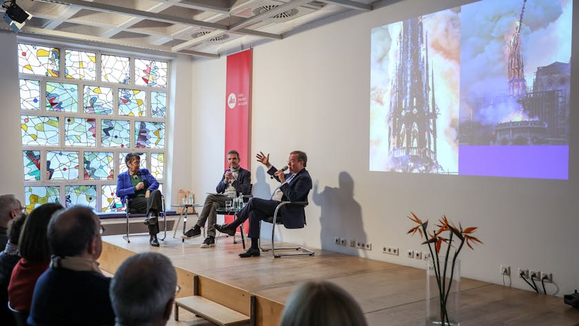 Moderator Joachim Frank mit seinen Gästen Barbara Schock-Werner und Armin Laschet bei Talk „frank &amp; frei“ in der Karl-Rahner-Akademie.



