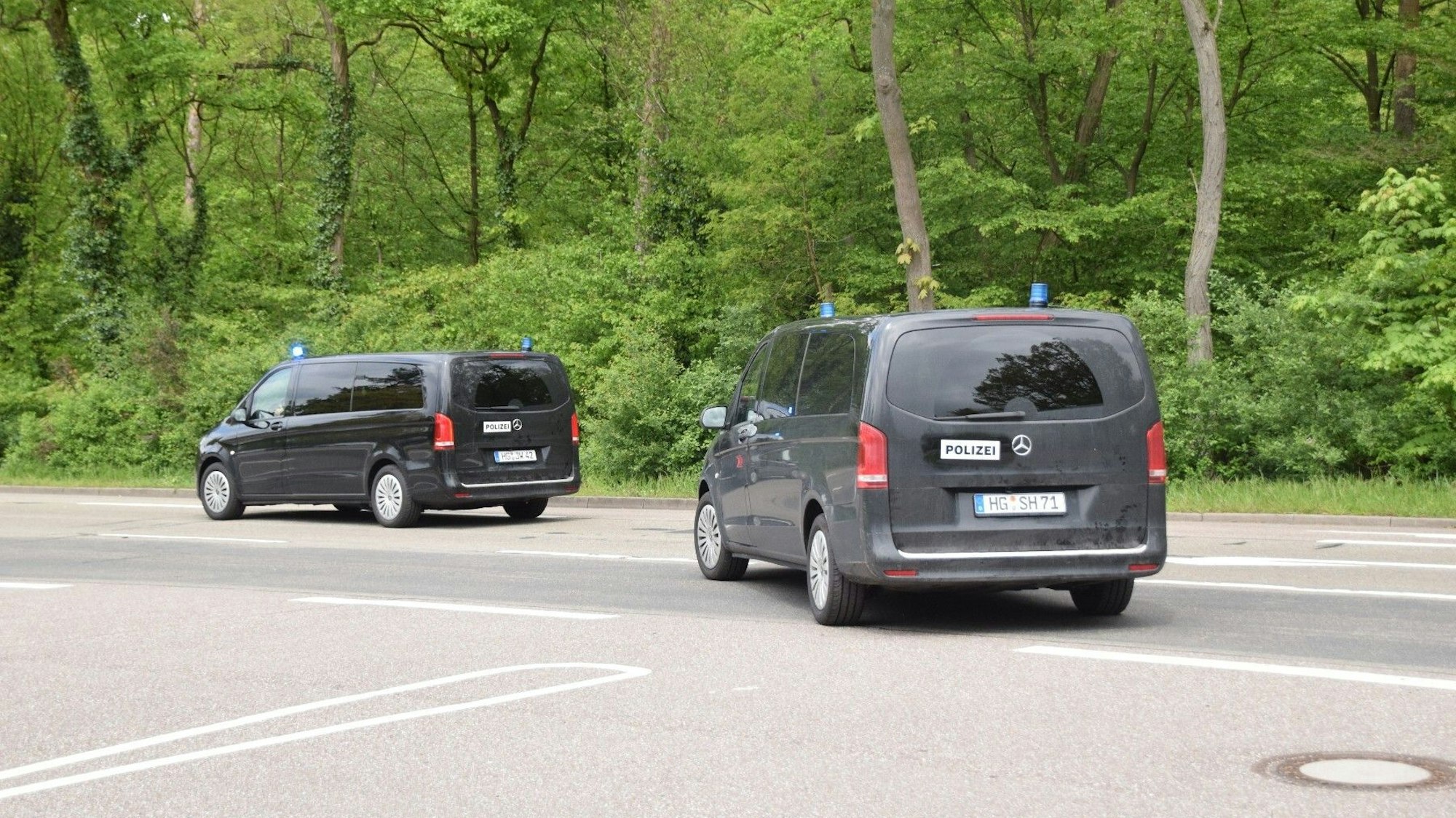 Zwei Polizeiautos fahren vom Gelände des Bundesgerichtshofes. Die Bundesanwaltschaft hat drei Deutsche wegen des Verdachts auf Spionage für den chinesischen Geheimdienst festnehmen lassen.