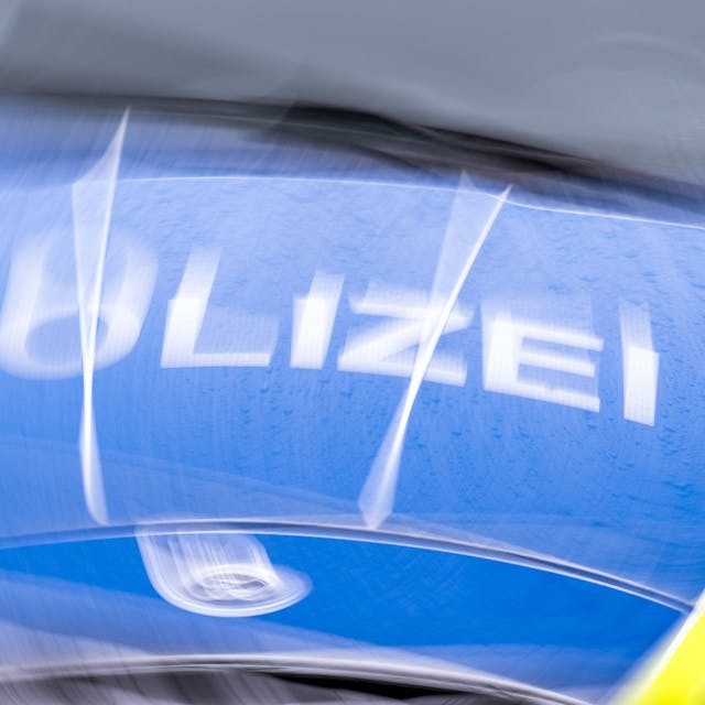 Die Polizei stellte in Kerpen und Frechen zwei Führerscheine sicher. Das Symbolbild zeigt den Polizeischriftzug.
