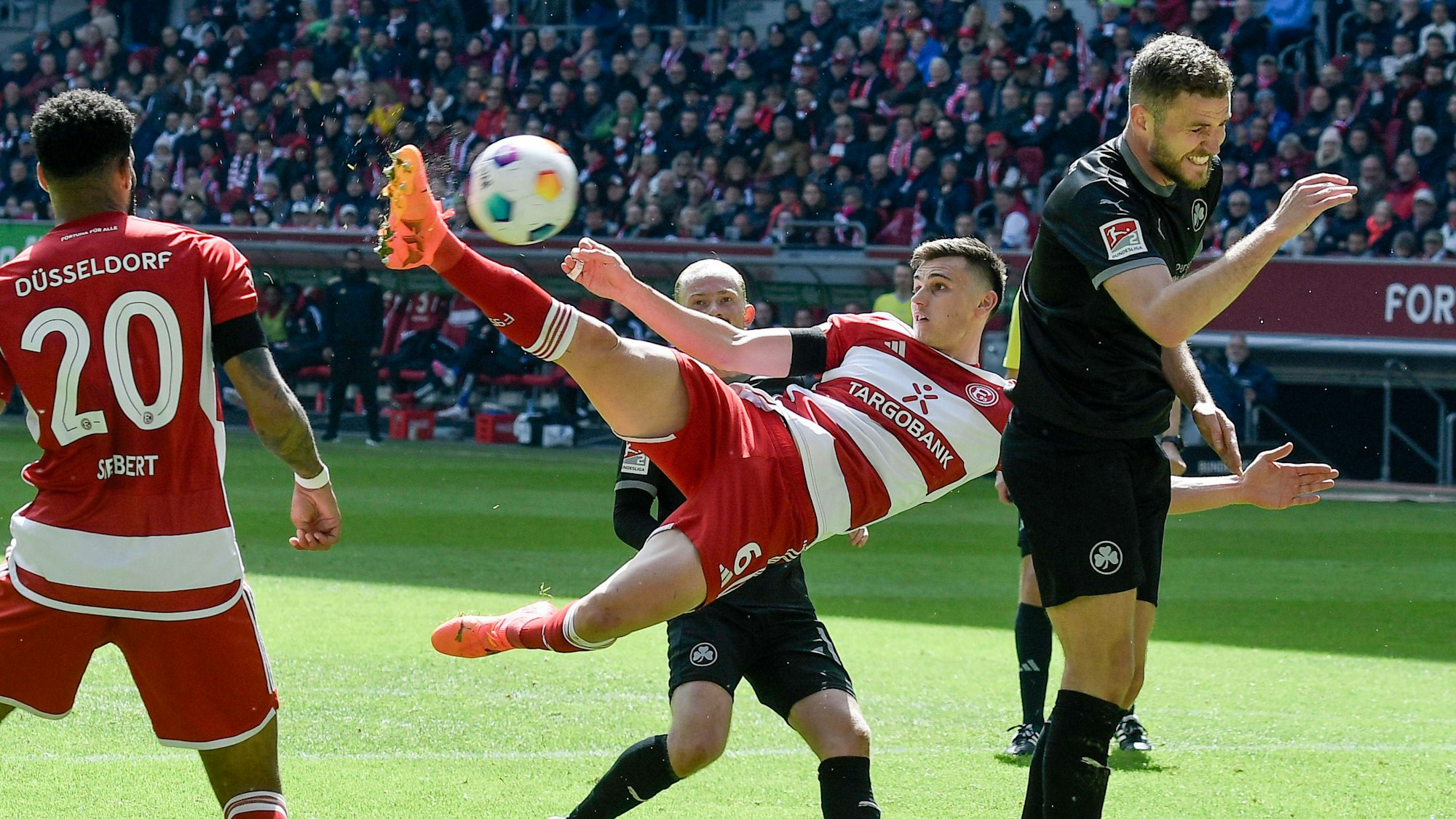 Fortuna Düsseldorfs Yannik Engelhardt schießt den Ball im Spiel gegen die SpVgg Greuther Fürth per Seitfallzieher aufs Tor.
