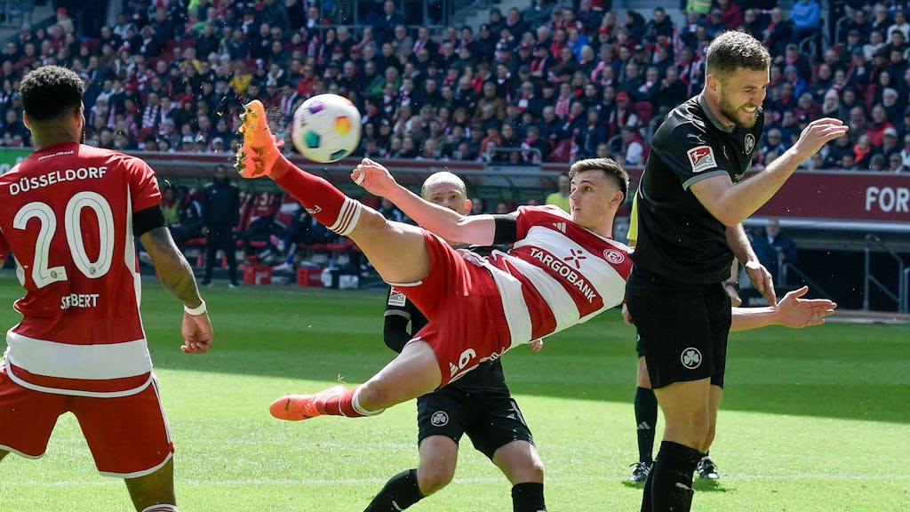 Fortuna Düsseldorfs Yannik Engelhardt schießt den Ball im Spiel gegen die SpVgg Greuther Fürth per Seitfallzieher aufs Tor.