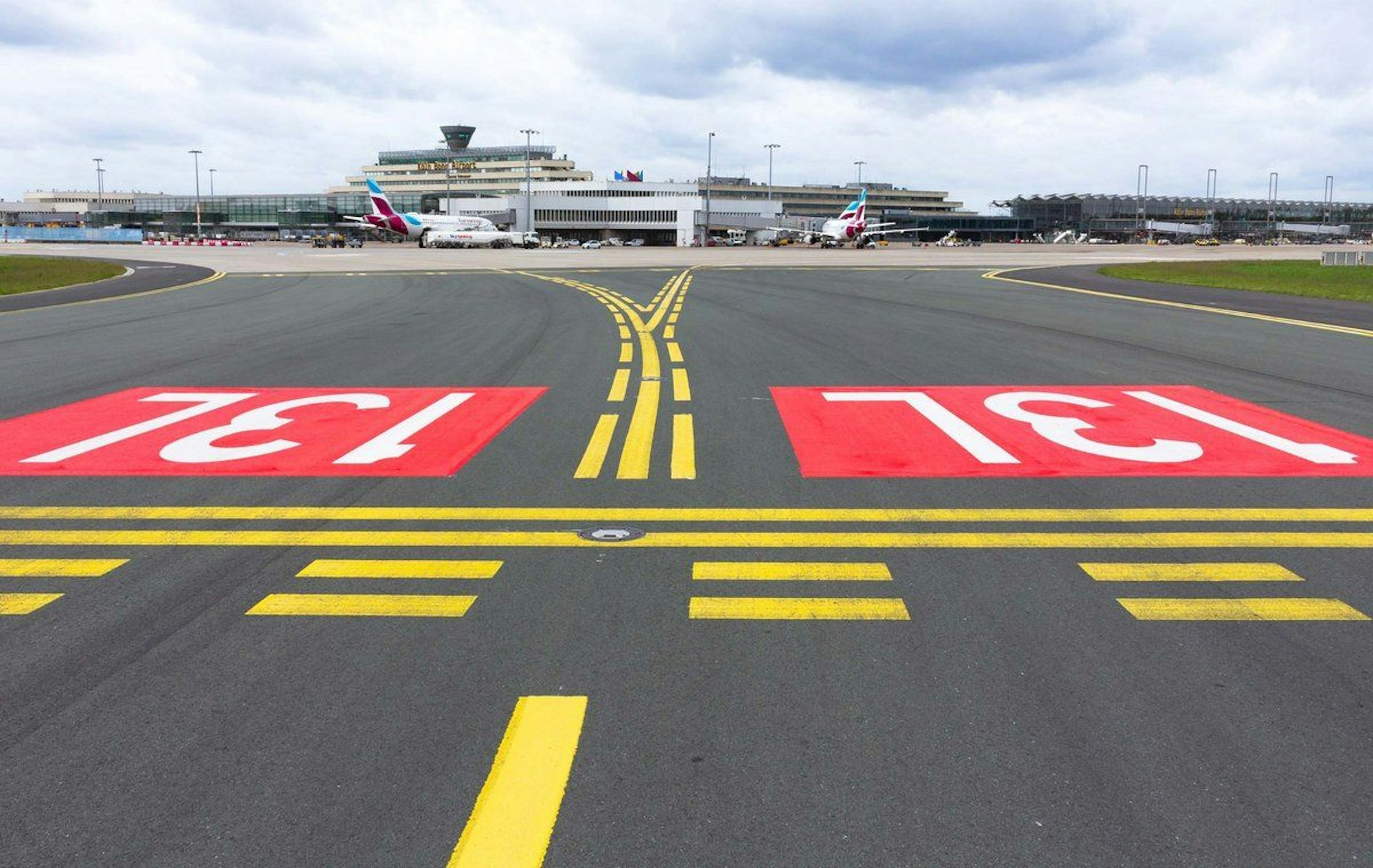 Start- und Landebahn auf dem Flughafen Köln/Bonn mit neuen Markierungen.
