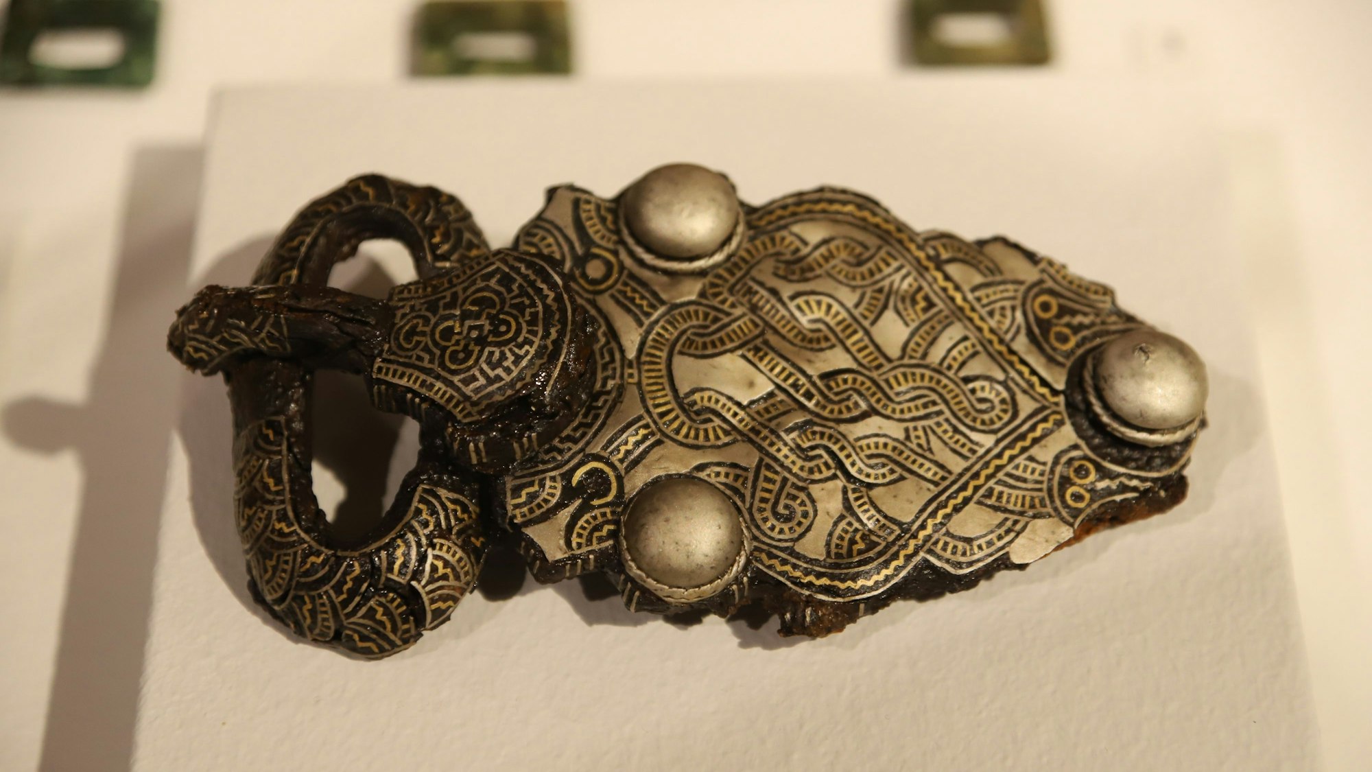 Eines der Prunkstücke der Ausstellung ist eine hervorragend erhaltene silbertauschierte Gürtelschnalle.