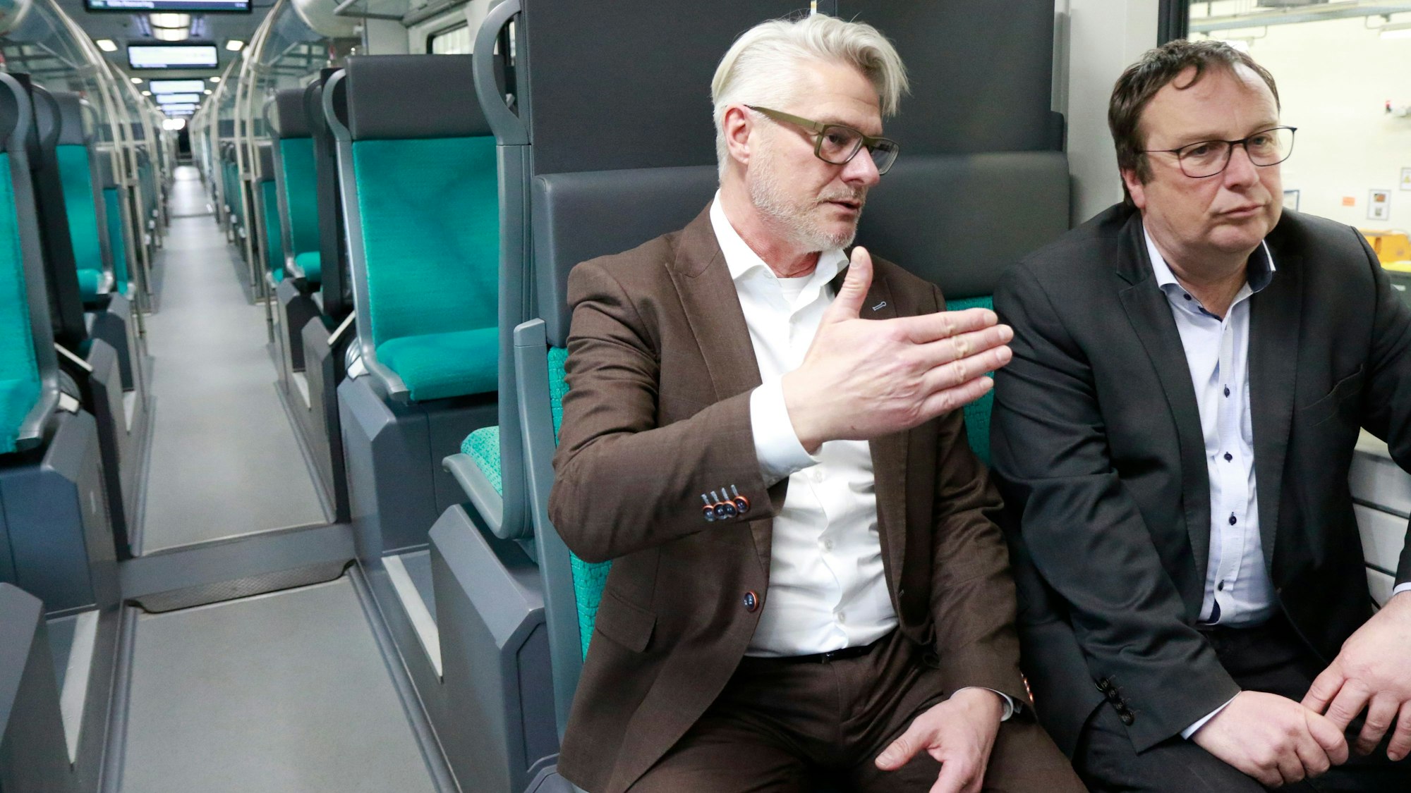 Michael Vogel und Oliver Krischer sitzen in einer neuen Bahn.