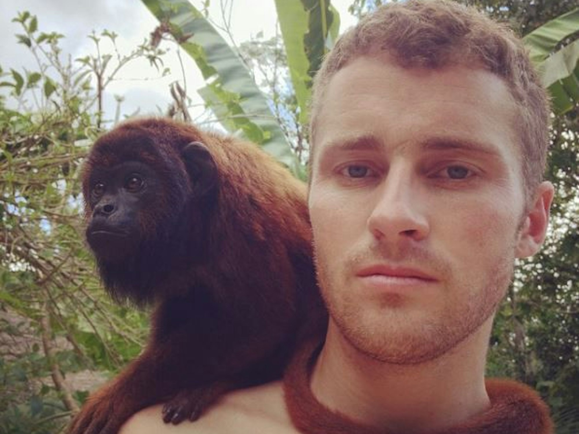 Der Brite Charles Wright lebt in Köln. Auf seiner Schulter sitzt ein Affe.