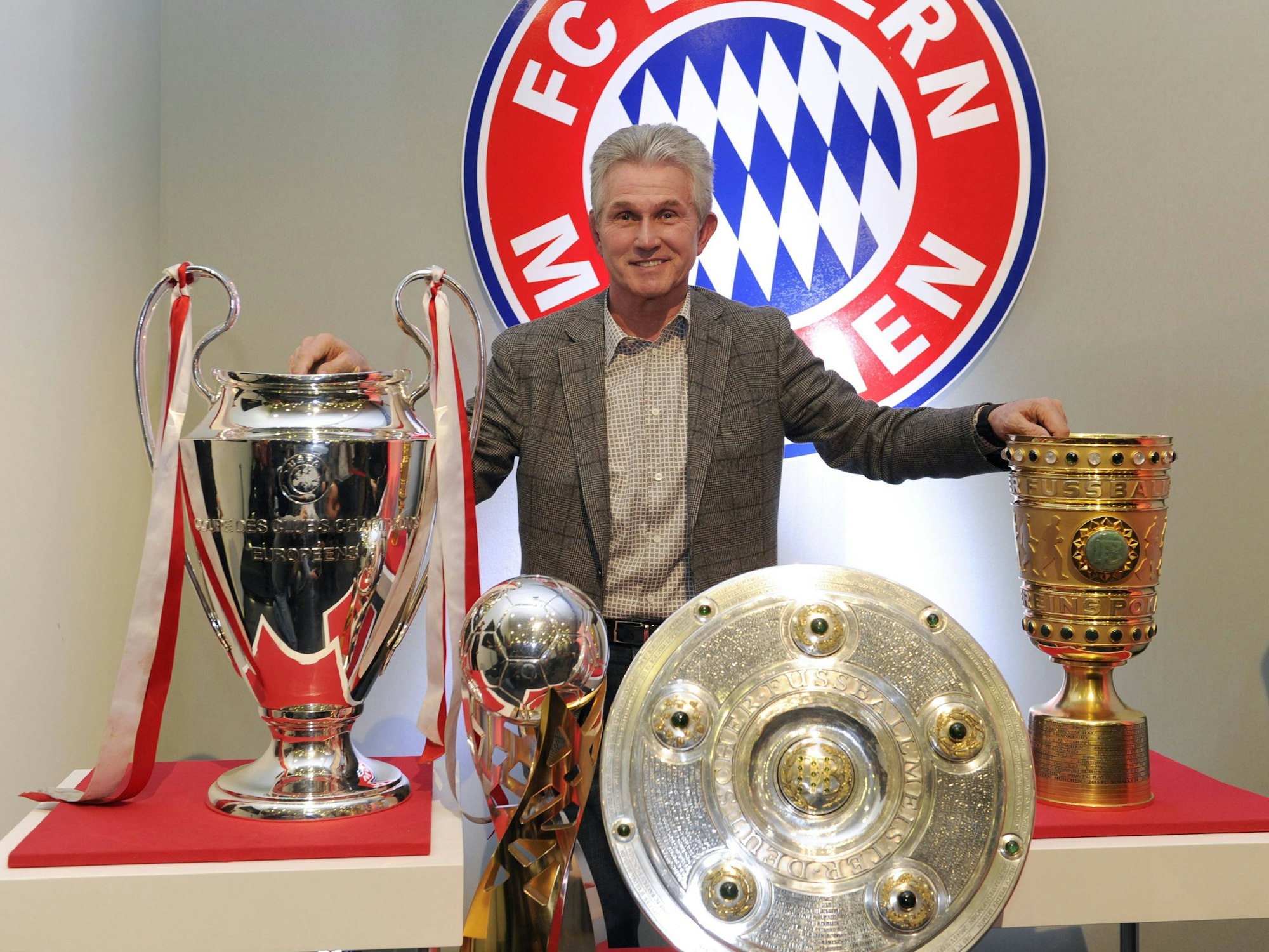 Jupp Heynckes (Trainer Bayern München), mit den gewonnenen Trophäen: Champions League, DFL Supercup, Meisterschale, DFB Pokal.