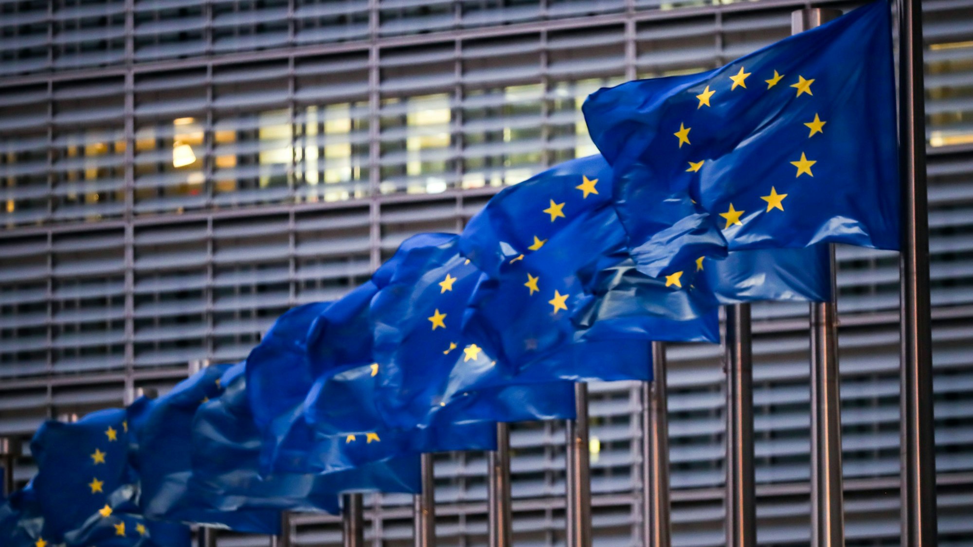 Brüssel: Europaflaggen wehen vor dem Sitz der EU-Kommission.