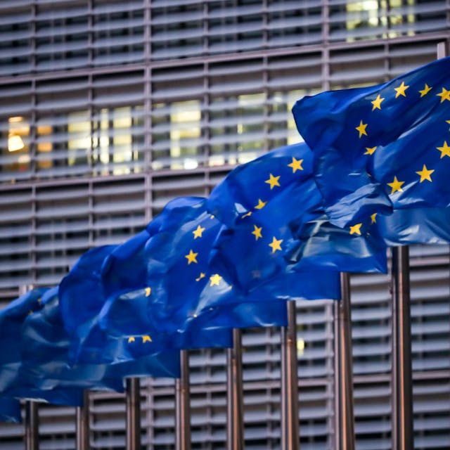 Brüssel: Europaflaggen wehen vor dem Sitz der EU-Kommission.&nbsp;