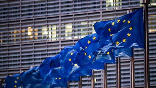 Brüssel: Europaflaggen wehen vor dem Sitz der EU-Kommission.&nbsp;