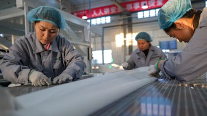 China, Mori: Arbeiter fertigen Solarmodule in einer Fabrik in der Autonomen Präfektur Changhi der Hui.