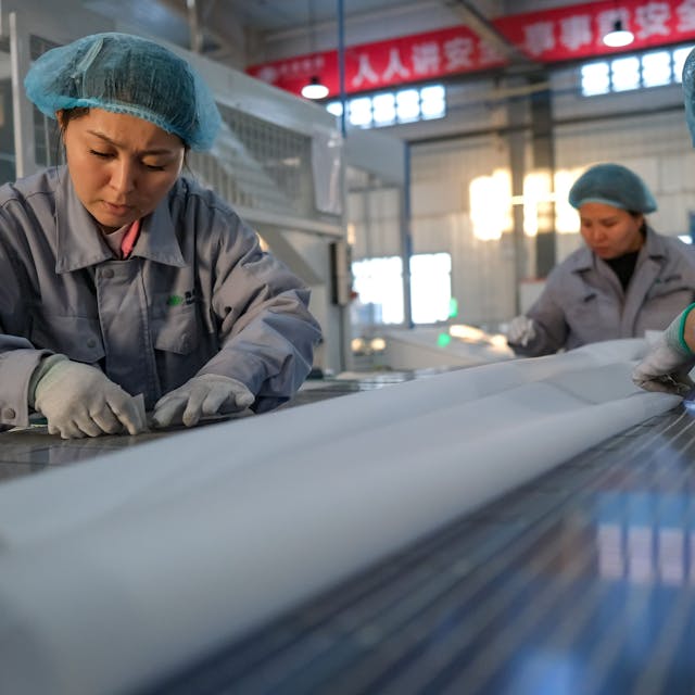 China, Mori: Arbeiter fertigen Solarmodule in einer Fabrik in der Autonomen Präfektur Changhi der Hui.