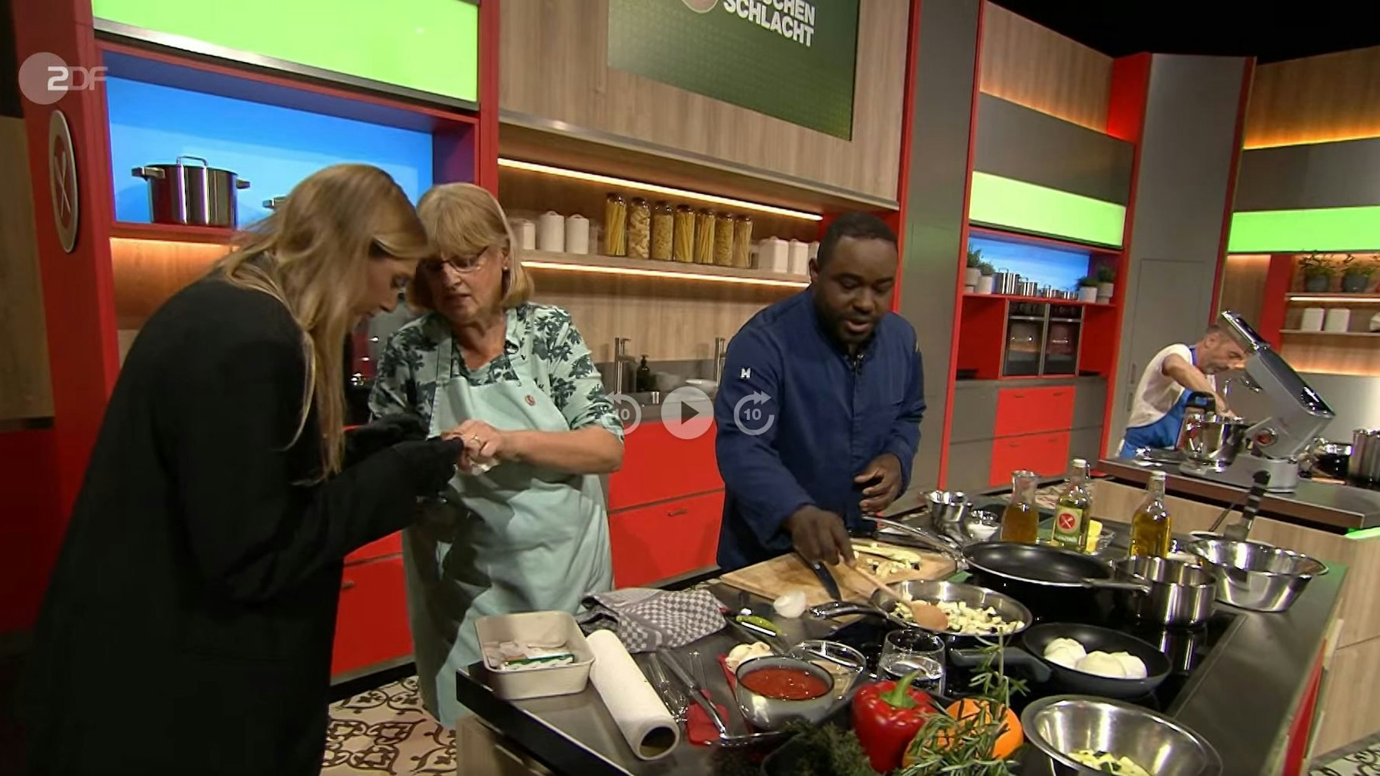 Die Burscheiderin Annemarie Lamß wird während der TV-Kochshow Die Küchenschlacht mit einem Pflaster versorgt.