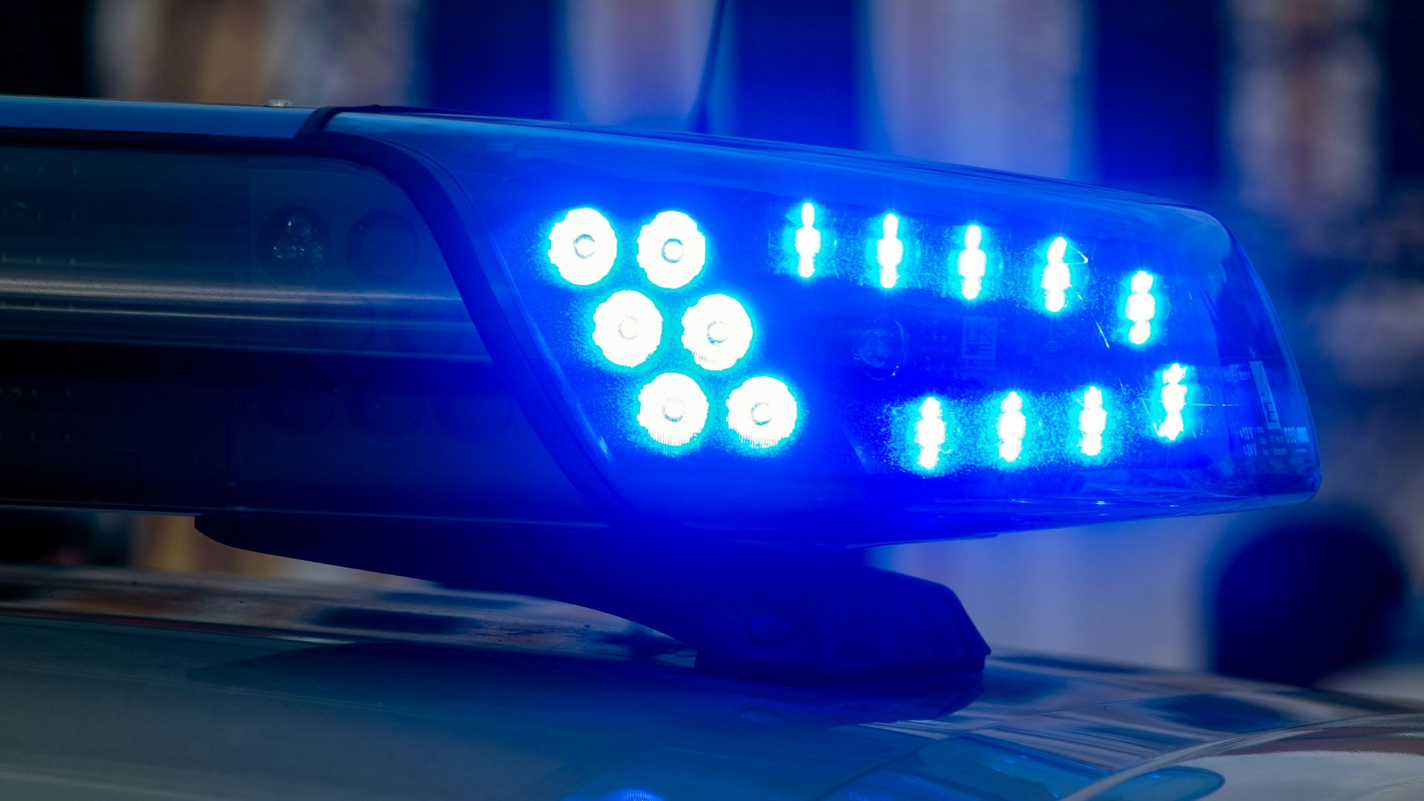 Ein Blaulicht der Polizei leuchtet auf. In Köln hat ein Niederländer einen Unfall mit sechs parkenden Pkw verursacht (Symbolbild).