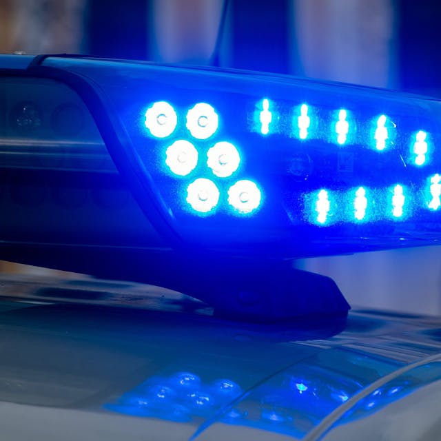 Ein Blaulicht der Polizei leuchtet auf. In Köln hat ein Niederländer einen Unfall mit sechs parkenden Pkw verursacht (Symbolbild).