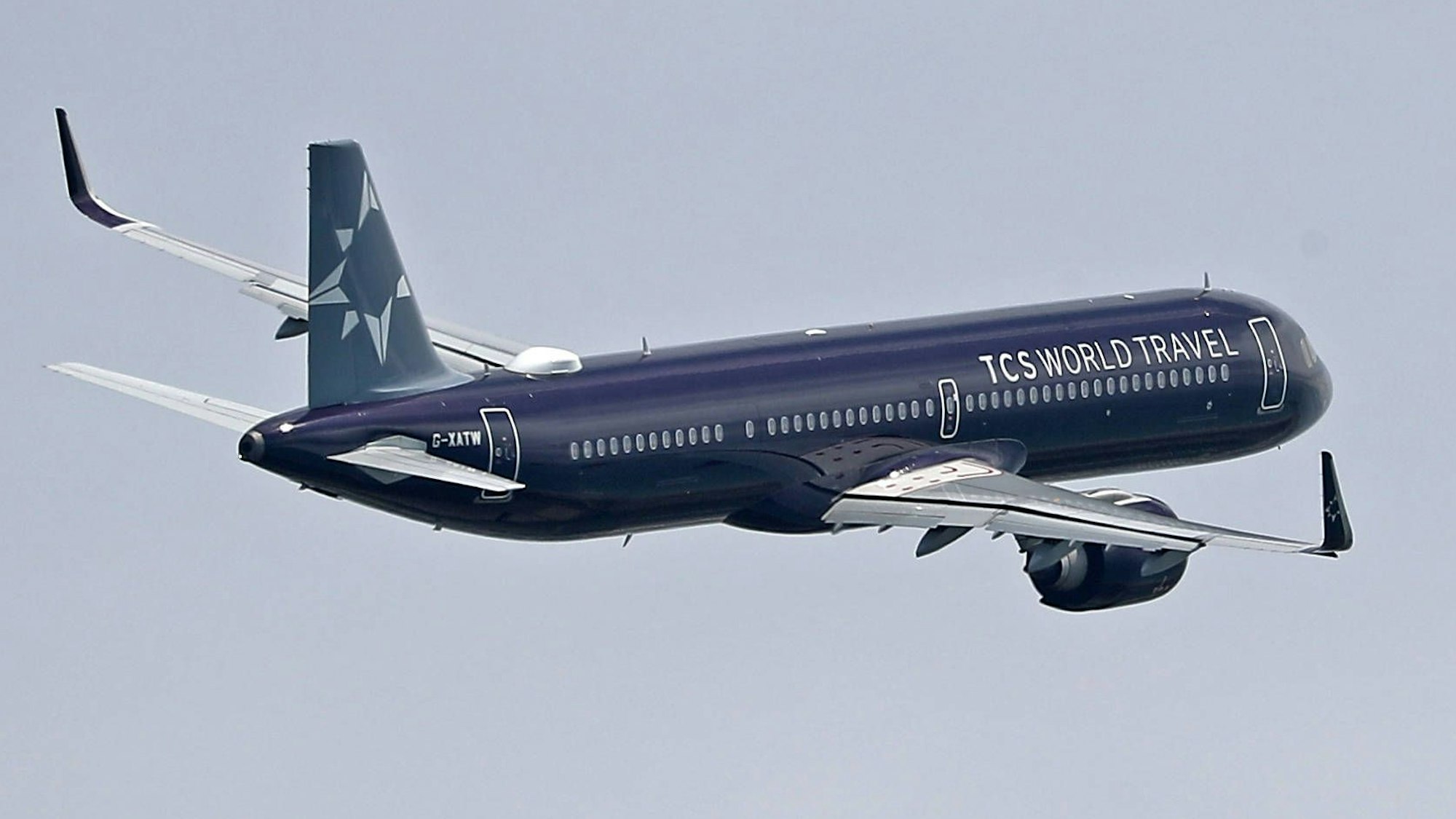 Ein Airbus A321 der britischen Fluggesellschaft Titan Airways fliegt kurz nach dem Start eine scharfe Kurve. (Symbolbild)